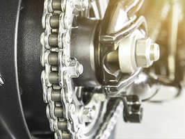 Limpiar y engrasar la cadena de la moto