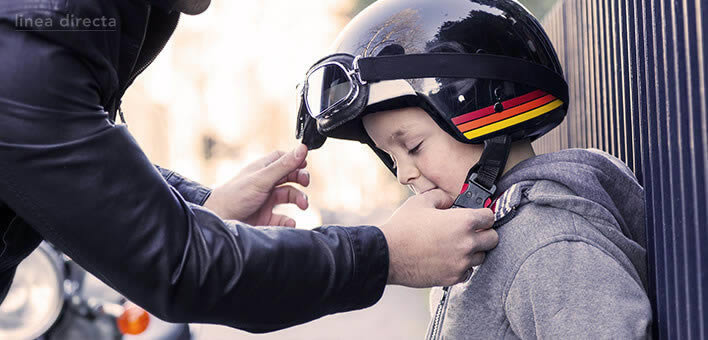 ¿Cómo viajar con niños en moto? Accesorios y Normativa Legal