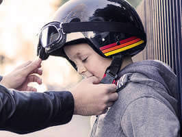 Accesorios y normativa para viajar en moto con niños