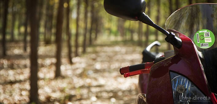 Tipos de pegatinas para moto de la DGT