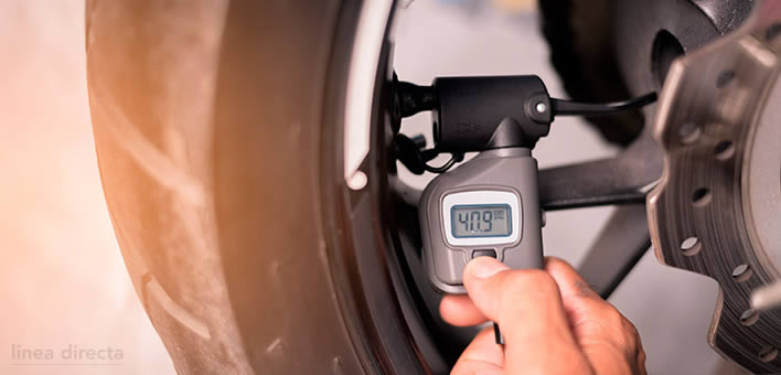 Consejos para medir la presión de los neumáticos en tu moto