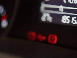 ¿Qué significan las luces del salpicadero de tu coche?