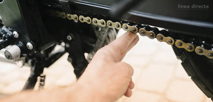 Tensión de la cadena de la moto