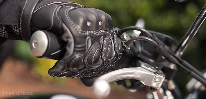 Ropa para moto: ¿es obligatorio el uso de guantes?