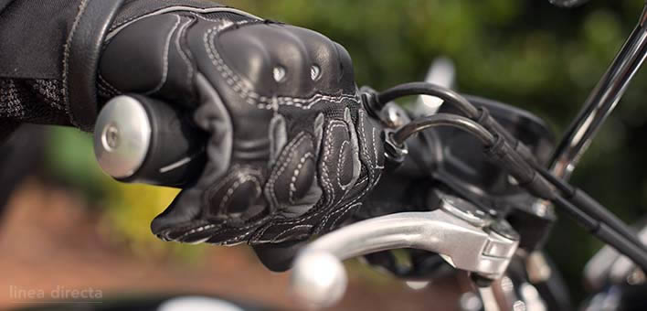 ¿Es obligatorio el uso de guantes al conducir la moto?