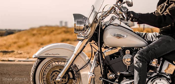 Aparcar la moto en la acera, cuándo es posible y cuándo no